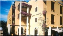 Unser Partnerhaus Hotel Santoni in Torbole Sul Garda aktualisiert gerade seine Haus-Fotos. Bitte besuchen Sie uns in den kommenden Tagen erneut.